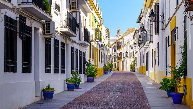 clínicas de injerto capilar en Córdoba - imagen de una de las preciosas calles de la ciudad de Córdoba en España