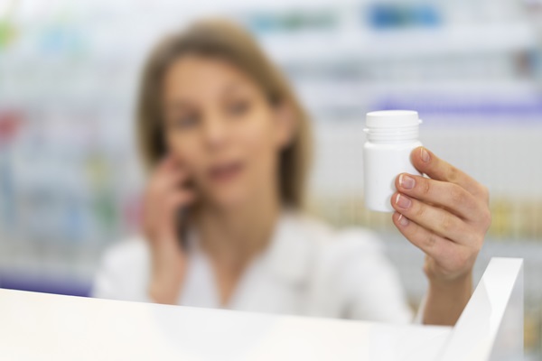 Ketoconazol champú - Mujer sosteniendo una crema de Ketoconazol, que ayuda a eliminar los hongos de la piel