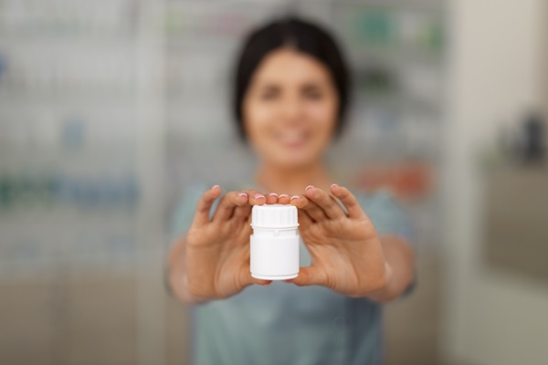 Ketoconazol champú - Farmaceútica mostrando una crema de Ketoconazol, la cual ayuda a eliminar los hongos