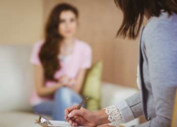 Psicólogo en Barcelona - Psicóloga escuchando el testimonio de una paciente femenina, para ayudarla a solucionar los problemas que presenta
