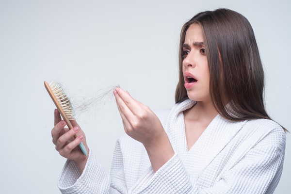 Mujer impresionada por el daño que los tratamientos químicos y peinados le están haciendo a su cabello