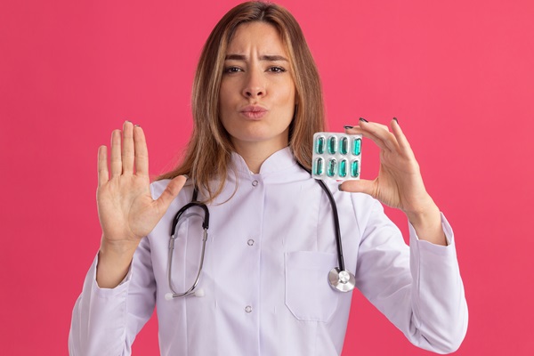 Alimentos prohibidos para los divertículos - Doctora haciendo una señal de alto, para concientizar que no debes automedicarte