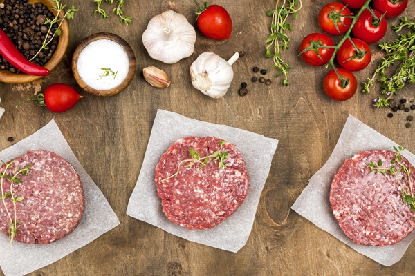 Alimentos prohibidos para los divertículos - Imagen con carnes rojas procesadas, las cuales no se recomiendan consumir cuando se presenta diverticulitis