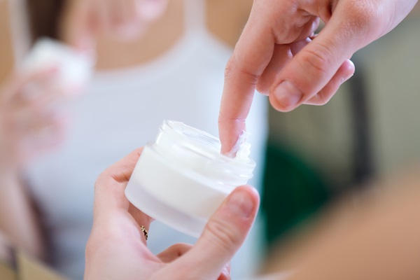 Crema que contiene un medicamento antimicótico, el cual ayuda a eliminar los hongos de la piel