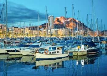 Cirujanos capilares en Alicante - Paisaje de barcos atracados en el puerto de Alicante