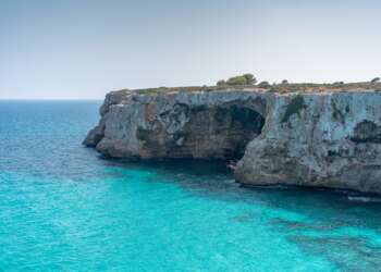 Injerto capilar en Palma de Mallorca - Paisaje de un acantilado de aguas color turquesa