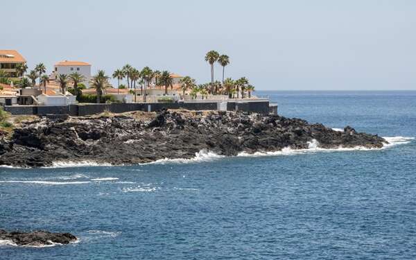 Cirujanos capilares de Palma de Mallorca - Paisaje de una residencia a la orilla del mar