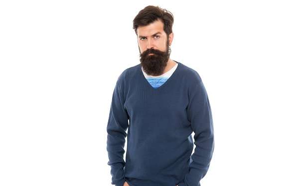 ¿Cómo cuidar el pelo en los hombres? - hombre de pie con las manos en los bolsillos y un cabello sano