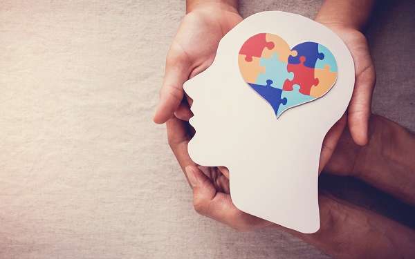 Salud mental en el hombre y su pelo - Rompecabezas de corazón destaca la importancia de preservar el bienestar psicológico