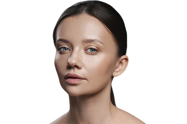 Femenina de rostro triangular con un cabello largo y peinado de coleta, el cual le permite equilibrar las proporciones del rostro