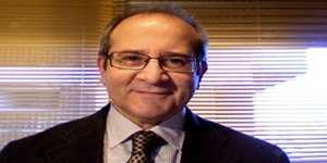Cirujanos capilares en Vigo - Foto del Dr. Carlos de la Torre, especialista en cirugía capilar