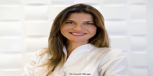 Cirujanos capilares en Vigo - Foto de la Dra. Graziella Moraes, especialista en cirugía estética