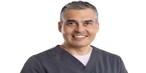 Cirujanos capilares en Vigo - Foto del Dr. Juan Ramón García Gavín, especialista en dermatología