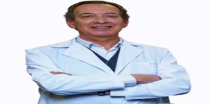 Foto del Dr. Pedro Arquero, especialista en cirugía capilar
