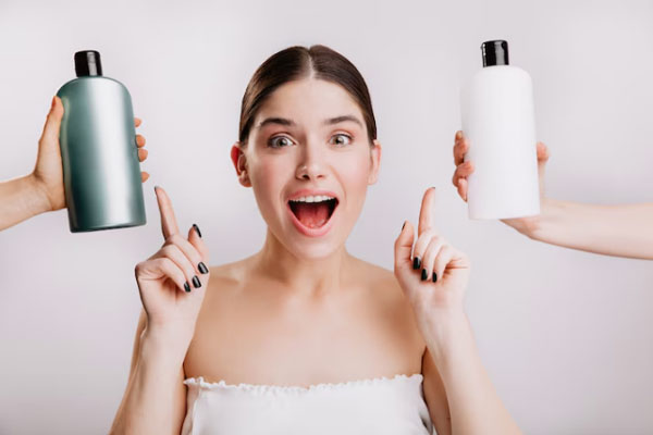 Mujer busca y consigue el mejor champú para garantizar el cuidado de su pelo