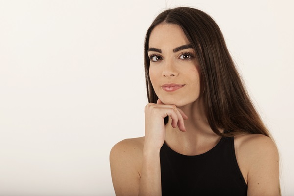 Corte de pelo en la mujer - Mujer de rostro ovalado con un corte de cabello largo de melena suelta, el cual le ayuda a mantener un equilibrio en su rostro