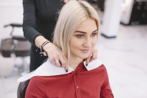 Corte de pelo en la mujer - Mujer visitando a una estilista para realizarse un corte de cabello acorde a su rostro, el cual le permitirá tener un estilo atractivo