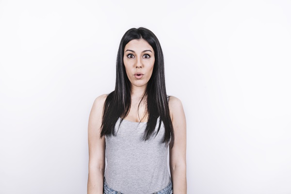 Femenina de cara alargada con un cabello voluminoso en zonas estratégicas, para crear movimiento y textura que brinde mayor anchura a su rostro