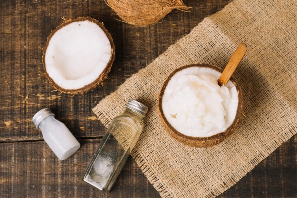 mesa con productos para crear una mascarilla de coco para retrasar el envejecimiento del cabello