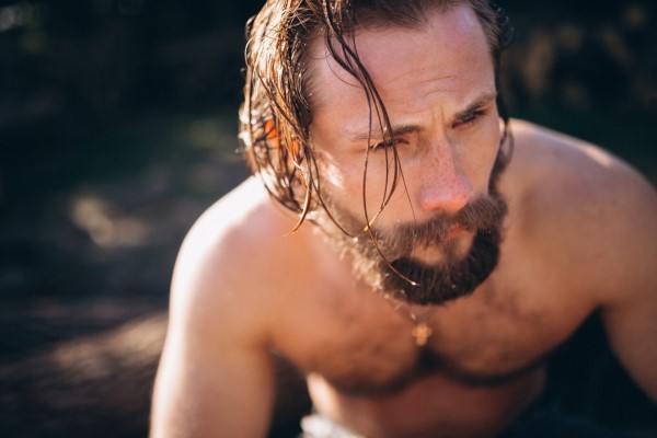 cuidar el pelo en los hombres - hombre dejando que su cabello se seque al aire libre