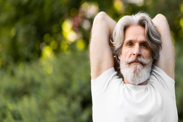 envejece nuestro pelo - hombre mayor con el pelo y la barba llena de canas en el campo
