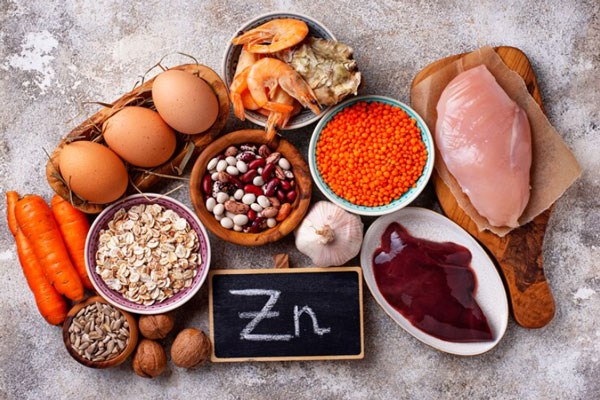 La calvicie y el pelo graso - Alimentos saludables y ricos en zinc servidos sobre una mesa