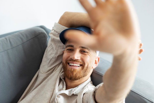 Salud mental en el hombre - Hombre con barba posa feliz frente a la cámara