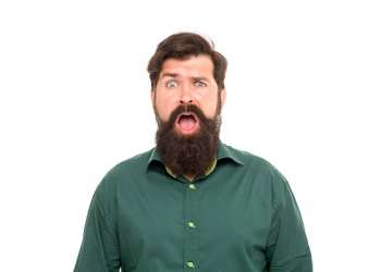 Tips para hacer crecer el pelo más rápido - Hombre busca tratamientos capilares y alternativas para acelerar el crecimiento del cabello