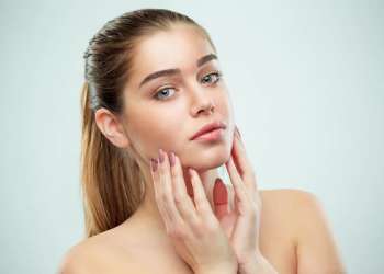 Cuidado facial mujer - Joven de rostro suave e hidratado disfruta de los beneficios del skincare