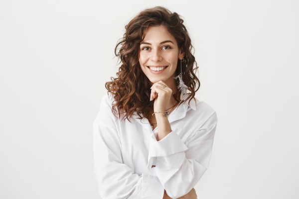 pelo en las mujeres 1 - mujer joven sonriendo con una melena cuidada tras seguir los consejos de cómo cuidar el cabello