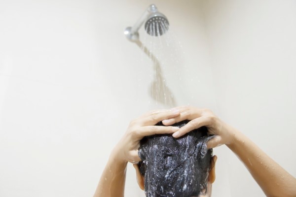 pelo en las mujeres 2 - mujer lavándose el cabello en una rutina de cómo cuidar el pelo