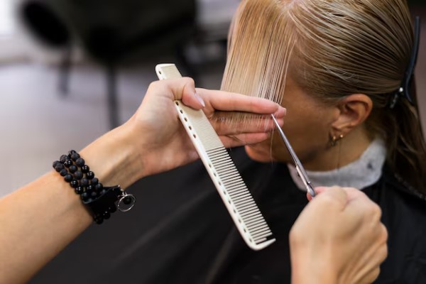 pelo en las mujeres 5 - mujer en la peluquería realizándose un corte de cabello una excelente manera de cómo cuidar el pelo