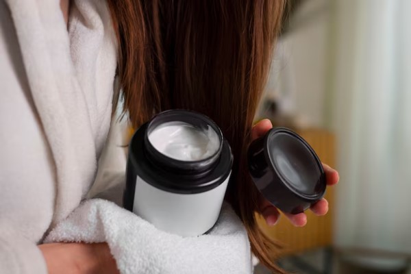 pelo en las mujeres 6 - mujer preparándose para aplicar una mascarilla capilar una de las fases de cómo cuidar el pelo