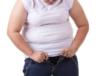 tipos de obesidad - Mujer pasada de peso enfrenta dificultades para cerrarse el pantalón