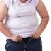 tipos de obesidad - Mujer pasada de peso enfrenta dificultades para cerrarse el pantalón