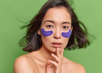 Joven usa parches antiojeras para cuidarse la piel y rejuvenecer la mirada - Joven usa parches antiojeras para hidratar y rejuvenecer su mirada