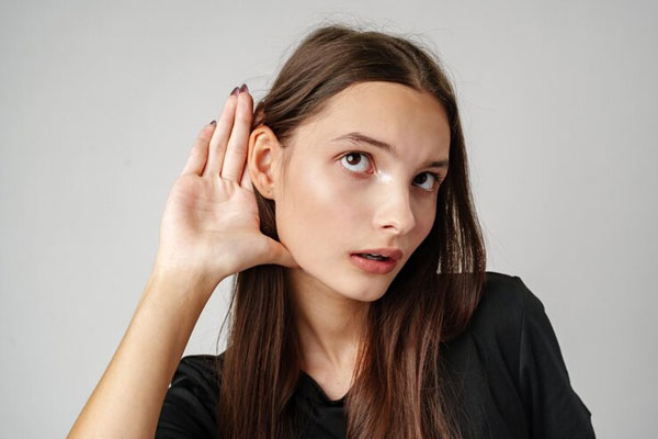 Tipos de orejas - Joven afina el oído para escuchar mejor todos los sonidos a su alrededor