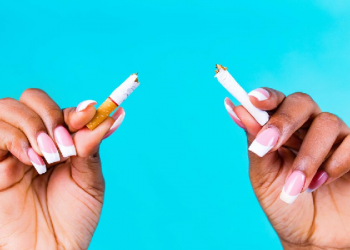 dejamos de fumar engordamos - Plano detalle de las manos de una mujer morena rompiendo un cigarrillo