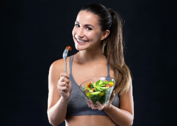 dieta saludable - mujer contenta con un bol de comida sana para una dieta saludable