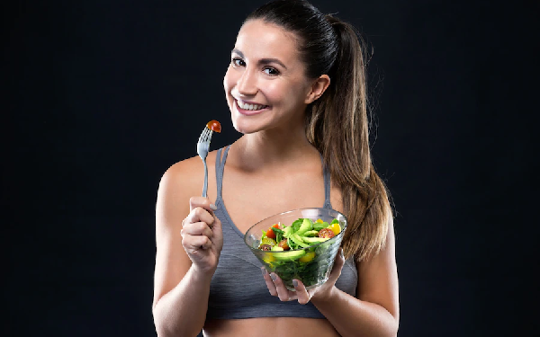 dieta saludable - mujer contenta con un bol de comida sana para una dieta saludable