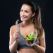 dieta saludable - mujer contenta con un bol de comida sana para una dieta saludable