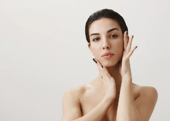 piel en las mujeres - Mujer trabaja en su cutis con una buena rutina de skincare