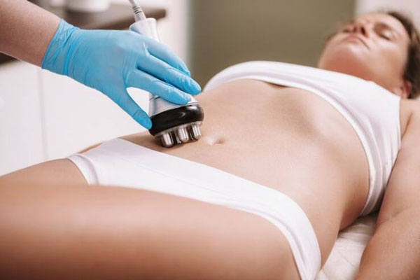 Dermatóloga aplica un tratamiento de carboxiterapia para eliminar la grasa localizada en el abdomen