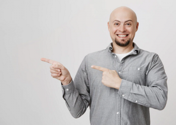caries y calvicie - hombre sonriente con un claro caso de alopecia