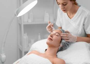mesoplastia - mujer en la consulta de la especialista sometiéndose a un tratamiento facial en inyección