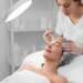 mesoplastia - mujer en la consulta de la especialista sometiéndose a un tratamiento facial en inyección