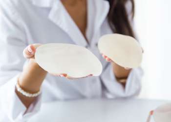 pechos con implantes