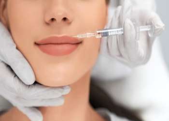 Revitalización facial con ácido hialurónico - Médico estético realizando un tratamiento con ácido hialurónico Madrid a una mujer en una de las mejores clínicas estéticas Madrid