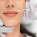 Revitalización facial con ácido hialurónico - Médico estético realizando un tratamiento con ácido hialurónico Madrid a una mujer en una de las mejores clínicas estéticas Madrid