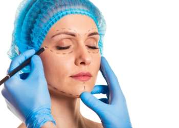 Las 3 mejores clínicas de feminización facial en Barcelona